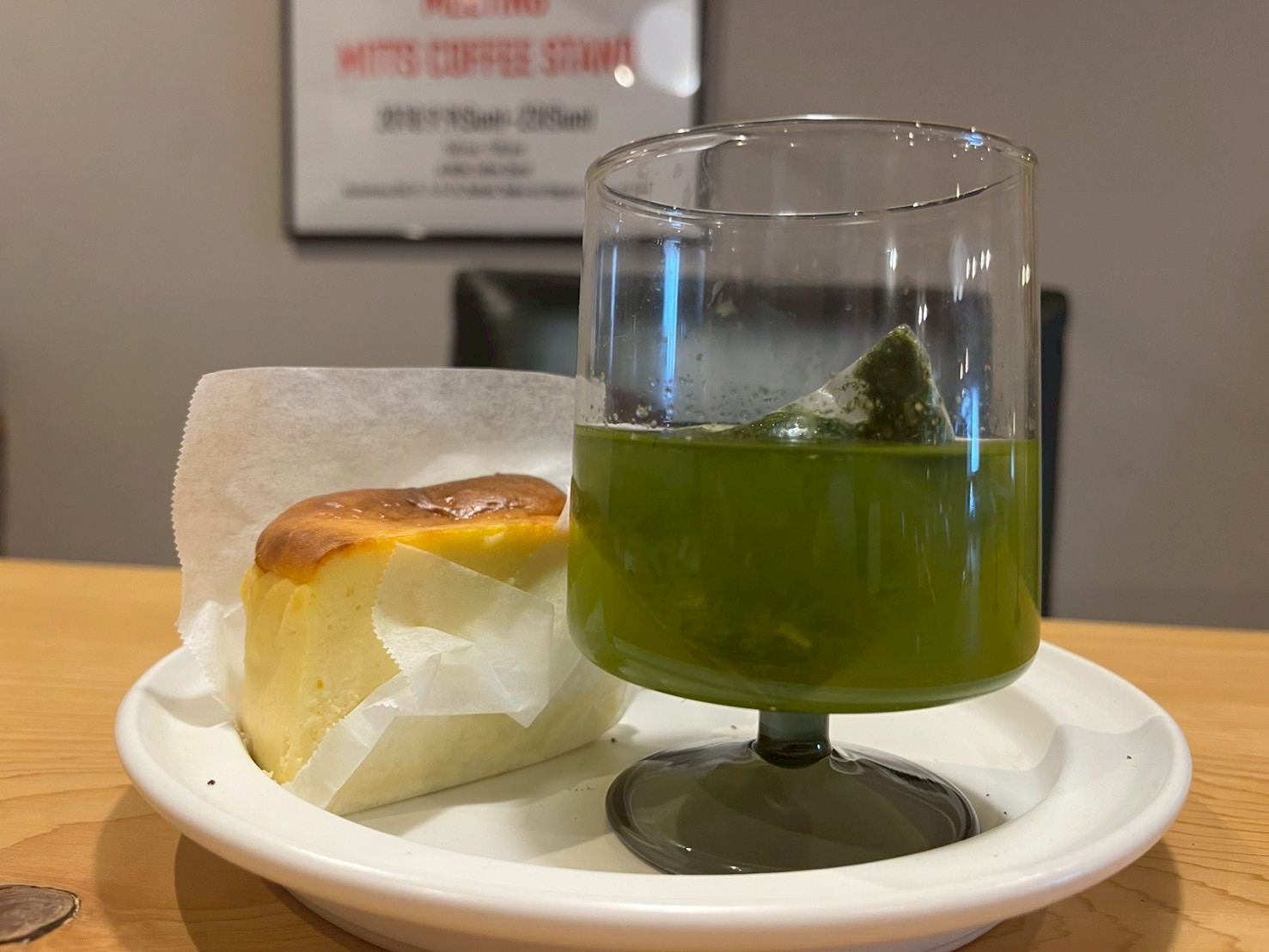 オフィスでCHAKAKU冠茶を楽しむビジネスパーソン